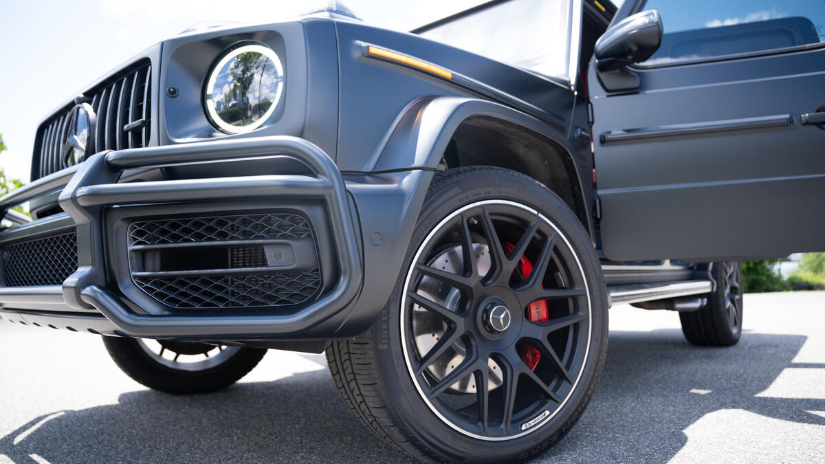 Exterior - Front Wheel & Grille